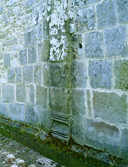 Usellus (Oristano), Chiesa di Santa Reparata, esterno: particolare della lesena del fianco Usellus (Oristano), Chiesa di Santa Reparata, esterno: particolare della lesena del fianco
